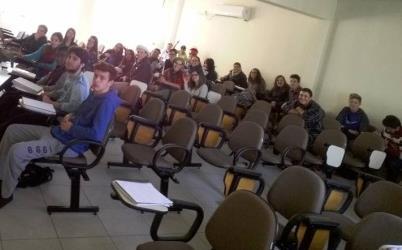 No final de cada caso foram utilizadas questões para revisar o conteúdo, usando o aplicativo Kahoot, que é previamente preparado em uma plataforma de aprendizagem, são testes de