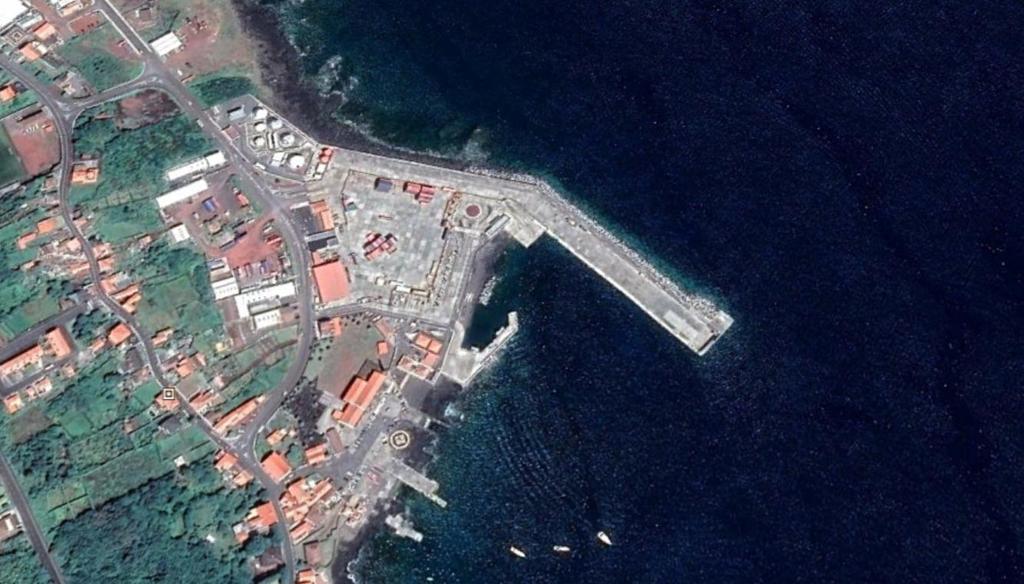 FIGURA 2.2 VISTA DO PORTO DE S. ROQUE (GOOGLE EARTH). A zona portuária é protegida por um quebra-mar com um comprimento aproximado de 4 m, composto por dois troços retos de 2 m cada, Figura 2.3.
