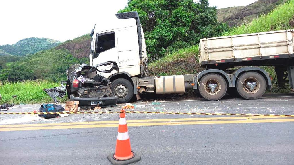 092 - EDIÇÃO DE 11 PÁGINAS ARACRUZ (ES) 25 A 31 DE DEZEMBRO DE 2020 Trecho da BR-101 entre João Neiva e Serra já deveria estar duplicado desde maio do ano passado Acidente com 3 mortos em Ibiraçu,