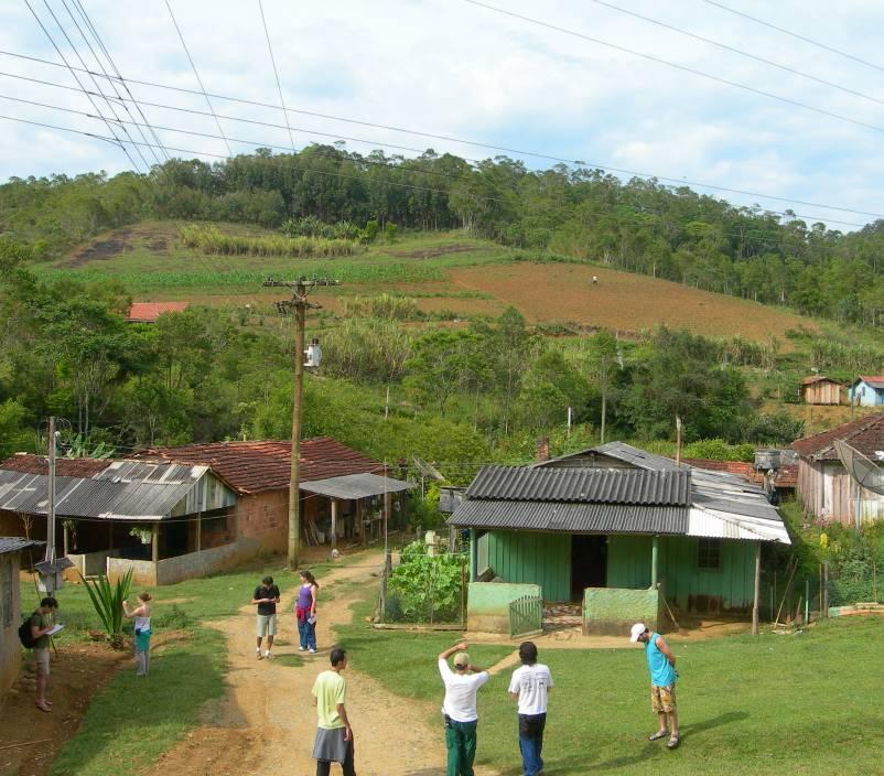 Há, também, a consciência dessa realidade, presente no discurso de Dona Ana, moradora do bairro, que menciona a necessidade de transmissão desses conhecimentos aos mais jovens.