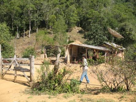 Nas margens do rio das Almas, o bairro apresenta registro arqueológico dos Encanados, constituindo recurso turístico de extremo valor.