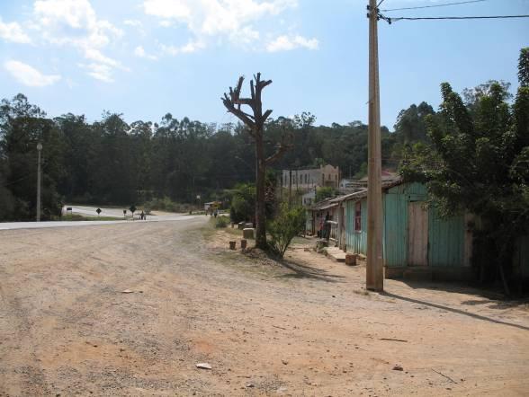 Foto 25 Bairro Pinheiros do Amaral - Vista parcial do asfalto para acesso para Capela do Alto (Fotos: Regina Oliveira e Josias Carneiro) Foto 26 - vista parcial do outro lado da estrada com o hotel