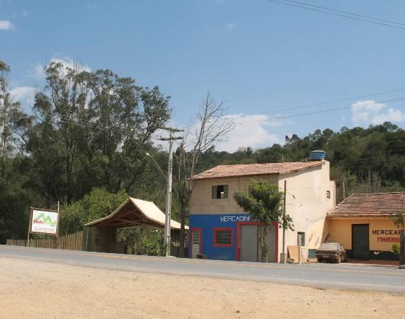 famílias entrevistadas moram em casa própria, construída em madeira ou alvenaria. Várias casas foram construídas irregularmente, na beira da estrada (faixa de 15 metros).