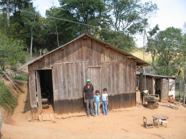 principalmente tomate. Alguns trabalhadores, descendentes de pequenos camponeses da região, moram nestas propriedades e são empregados sob o regime da CLT.