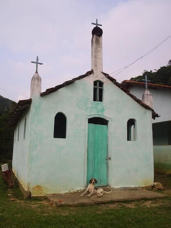 Foto 38 - Capela de Maria Rosa, localizada ao lado da escola e do centro comunitário do bairro (Foto Maurício A.