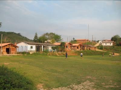 Fotos 46 Vista parcial do bairro Pilões (Foto: Edmundo) Fotos 47 - Novas casas em construção através do CDHU (Foto: Edmundo) Fotos 48 - Plantio de juçara e banana nanica Seu Napoleão (Foto: Maurício)