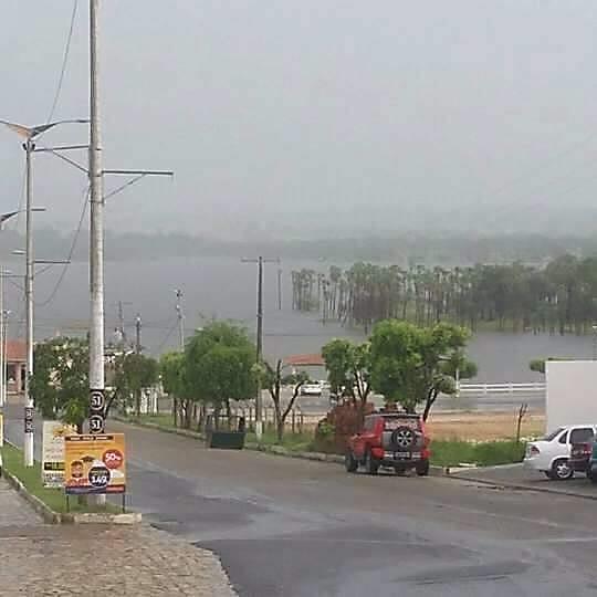 Os moradores do bairro Malvinas entende e vivenciam a poluição da lagoa do Apodi- RN, com um sentimento de tristeza ao ver a situação da poluição com que se encontra este ambiente aquático, mas de