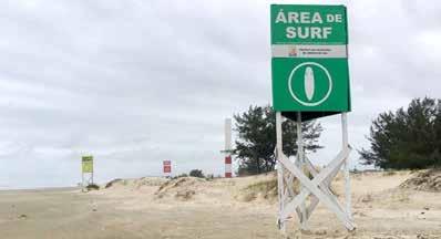 recolocação das placas de sinalização que haviam sido danificadas pela força das últimas ressacas do mar.