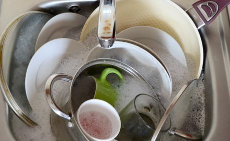2- Deixe a louça de molho Deixe sua louça de molho dentro da pia ou em uma bacia com água e detergente.