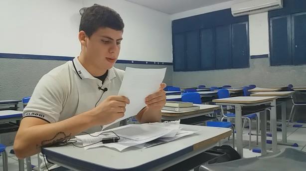 exemplo, não há uma relação que coloque os corpos de frente uns para os outros, espelhando o enfrentamento entre quem tem posse de um saber e quem o ignora.