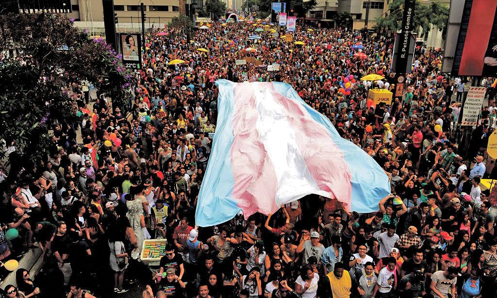 Bandeira da Visibilidade Trans estendida sobre participantes da Parada LGBT São Paulo 2016. Foto: Rovena Rosa/Agência Brasil O Código de Ética está disponível na íntegra neste link.