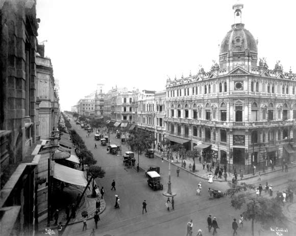 avenida central s/a, 01/12/1905 (AGCRJ) À esquerda Em 7 de setembro de 1904, comemorou-se o final das demolições para a abertura da Avenida Central.