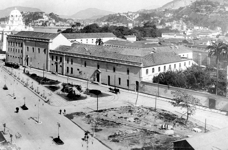s/a, 1907 (AGCRJ) O Convento da Ajuda, construído em 1750 pelo brigadeiro José Fernandes Alpoim, estava situado numa extensa área, que ia da Rua do Passeio até a Rua Evaristo da Veiga.