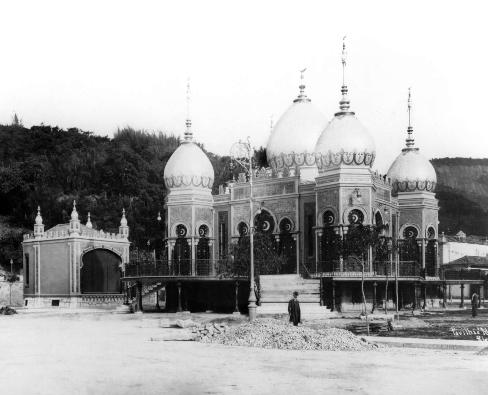 Ã Malta, s/d (AGCRJ) Além de usufruir o belíssimo panorama da Baía de Guanabara, os freqüentadores do Pavilhão de Regatas, construído em 1906, tinham à sua disposição um moderno serviço de bar, um