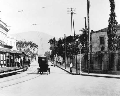 A Rua Senador Vergueiro, no Flamengo, era um dos logradouros por onde passavam os bondes da Zona Sul. Como dizia Rui Barbosa: O bonde foi, até certo ponto, a salvação da cidade.