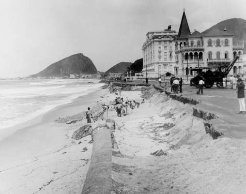 Malta, 17/07/1921 (AGCRJ) No Leme, de um lado, o mar, obrigado a recuar, mostrava durante as temidas ressacas toda a força de suas ondas que, não contidas, avançavam pela areia, ultrapassavam o