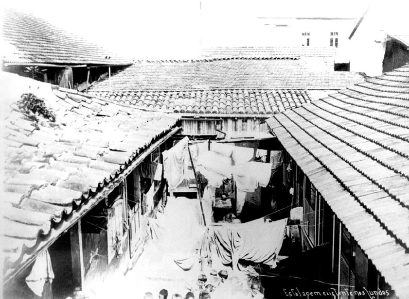 cortiço da rua do senado, no 12 a 44 Malta, 27/03/1906 (AGCRJ) Definido oficialmente como uma "habitação coletiva, geralmente constituída por pequenos quartos de madeira ou construção ligeira algumas