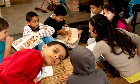 NOVAS SITUAÇÕES DE APRENDIZAGEM PEDEM UM NOVO EDUCADOR 99 Em síntese: Educadores e professores aprendem essencialmente com a prática.