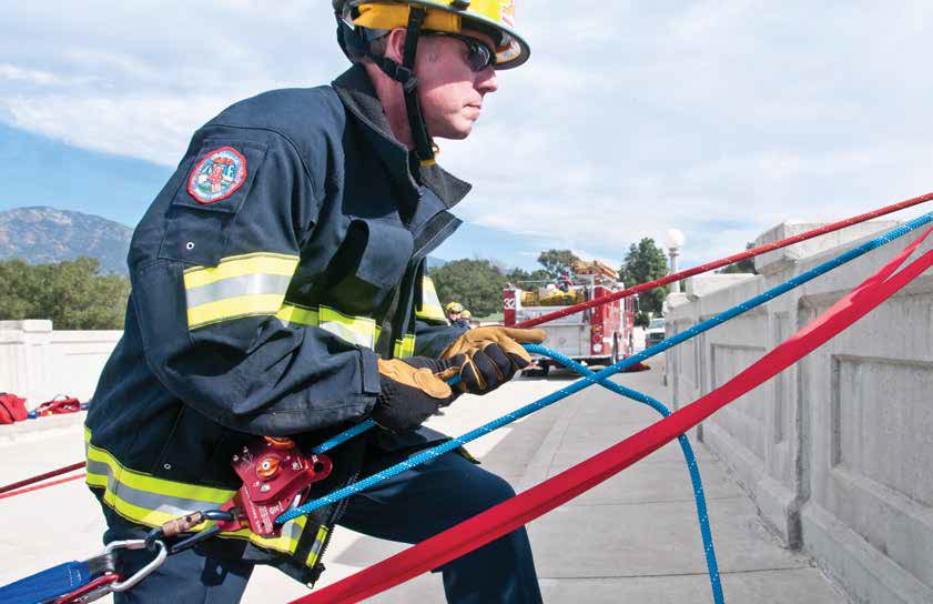 16 EQUIPAMENTOS E ANCORAGENS MPD MPD Polia Segurança em Resgate Descensor Permite a Troca de Descensão para Ascensão Sem Mudança de Equipamento Classificação UL para NFPA 1983 Uso Geral