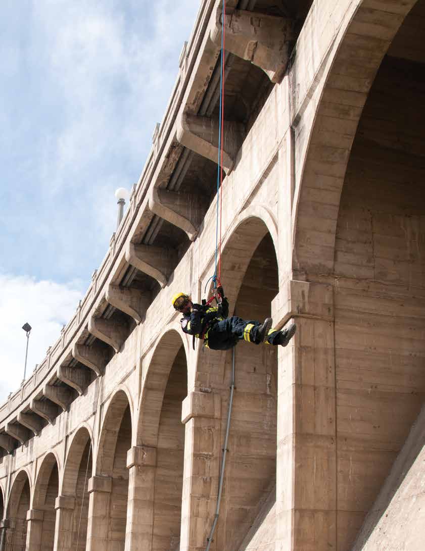 2 A CMC Rescue é referência na área do Desde o princípio, reconhecemos que os profissionais de resgate possuem necessidades específicas para equipamentos, técnicas e treinamento que não estavam