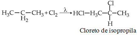 livre formado reage com a molécula de CH 4: CH 4 + Cl H 3C + HCl Na 3ª fase ocorre a combinação entre os dois radicais formados nas fases anteriores: H 3C + Cl H 3C - Cl 08- Alternativa B O mecanismo