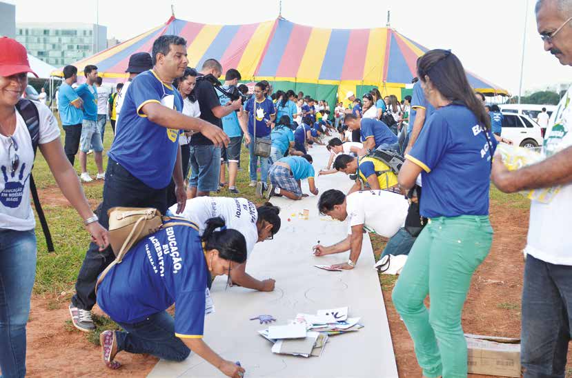 histórico 24 FORÇA CONSOLIDADA O Movimento Educação Em Nossas Mãos veio a público enquanto organização da sociedade em maio de 2014, mas começou muito antes, em 2000, quando educadores se uniram para