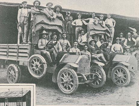 Ilustração Portuguesa de 3 de Maio de 1915 Camiões que apoiavam no Lubango as operações de