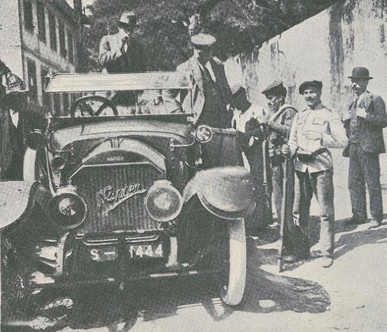 Ilustração Portuguesa de 24 de Maio de 1915 Civis armados fazem parar e revistam carros em Lisboa.