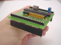 Colocar o microcontrolador PIC16F876 no respectivo socket. Na figura 4.8 está representada a placa do microcontrolador após a respectiva montagem dos componentes.