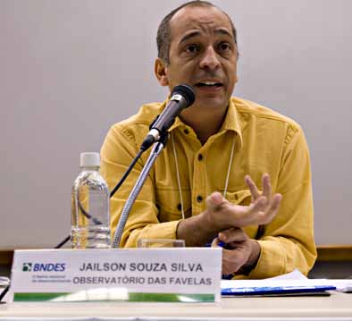 ABERTURA Jailson Souza Silva, fundador do Observatório de Favelas. Foto: Adair Aguiar/ Imagens do Povo. esgoto, escolas, pavimentação, contenção de riscos, direito à segurança.