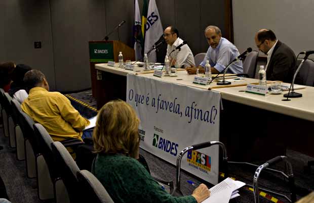 APRESENTAÇÃO APRESENTAÇÃO Mesa de abertura do Seminário O que é a favela, afinal?. Foto: Adair Aguiar/ Imagens do Povo.