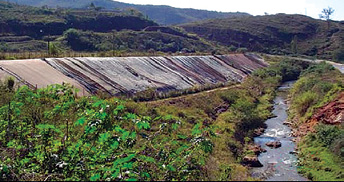 98 Guia para Planejamento do Fechamento de Mina Depósito de rejeitos Galo, à margem do ribeirão Cardoso, em 2004, antes do início dos trabalhos de reabilitação.