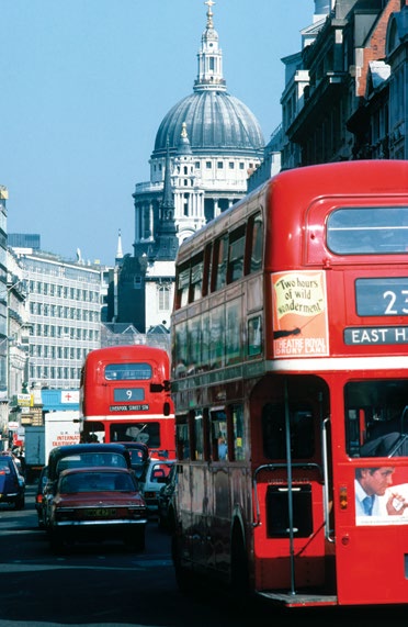 a vida no reino unido Imagem clássica de Londres, na Inglaterra: o ônibus vermelho de dois andares na ponte de Westminster com o Big Ben FOTO: VisitBritain / Britain on View O tube, como é chamado o