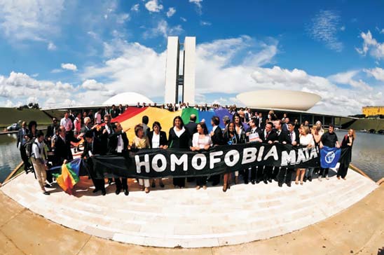 E não é distúrbio nem doença, segundo a Organização Mundial da Saúde. Portanto, religiões podem manifestar livremente juízos de valor teológicos (como considerar a homossexualidade pecado ).