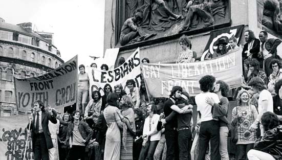 Surgiu o Gay Pride e a resistência conseguiu a atenção de muitos países, em especial dos Estados Unidos, para os seus problemas.