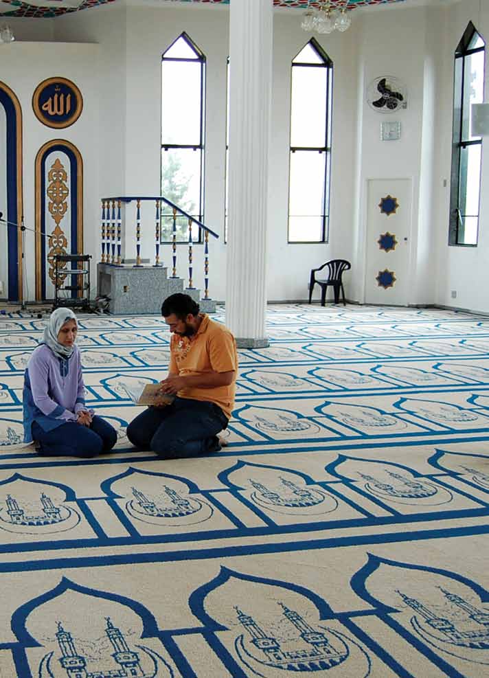 A Lei Brasileira de Refúgio Sua história 1 Casal de refugiados palestinos em mesquita de Mogi das