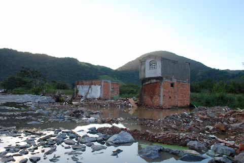 pacto até o escolhido, que justifica a faxina em terras futuramente nobres para o mercado imobiliário. Já a Transcarioca.