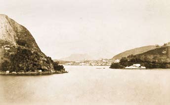 44 I Uma história holandesa no Brasil Entrada da baía de Vitória - 1860 continuar viagem até as terras prometidas. Eles passam os dias na ilha Vitória, que era chamada de Ilha do Mel pelos índios.