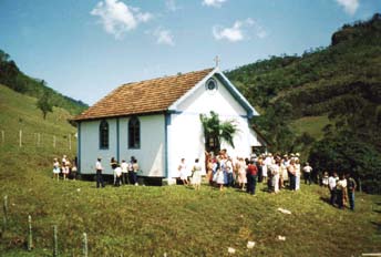 78 I Uma história holandesa no Brasil A capela da Hollandia-kapel-gemeente - 1977 Um livro, achado no baú de Jacob Jansen por mês o pastor Wisznat faz um culto na capela da comunidade Holanda.