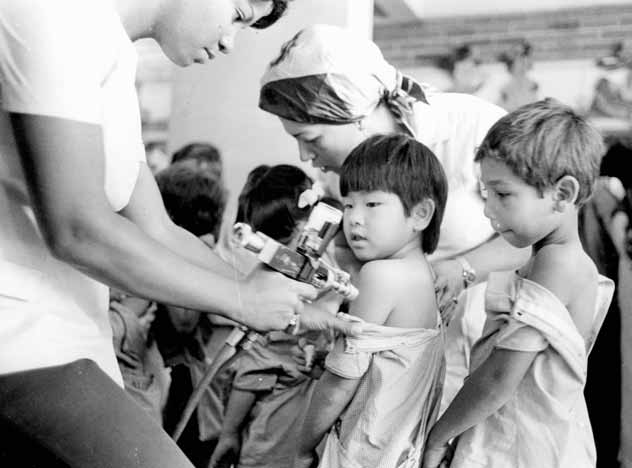 Na corda bamba de sombrinha: a saúde no fio da história 1o Crianças sendo imunizadas contra a varíola no Rio de Janeiro (RJ) em novembro de 1974.