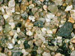Areias e Ambientes Sedimentares As areias são formadas a partir de rochas. São constituídas por detritos desagregados de tamanhos compreendidos entre 0,063 e 2 milímetros.