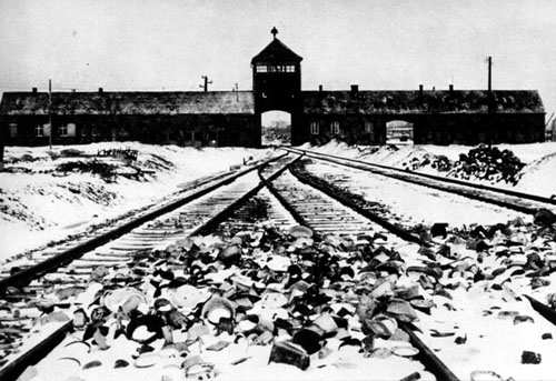 Entrada do campo principal de Auschwitz, com uma tabuleta sobre o