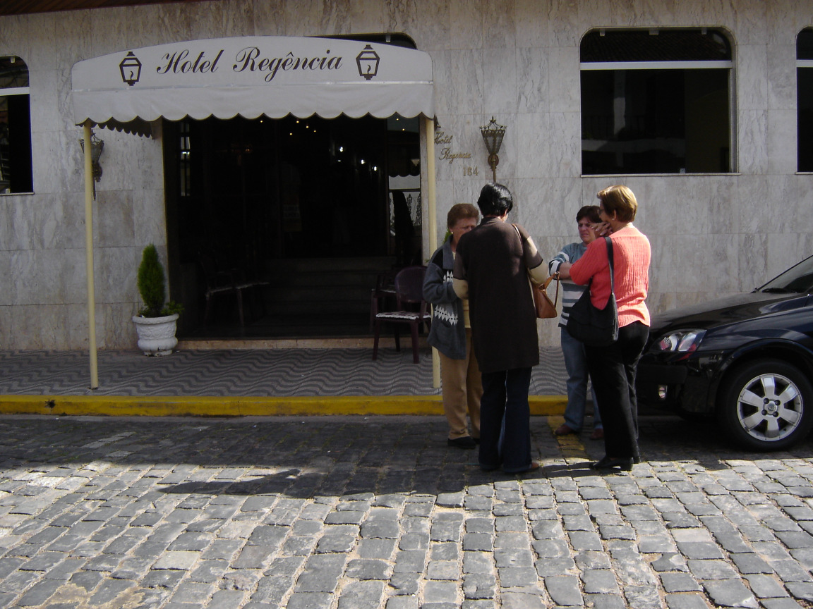 O que é super importante é ter um banheiro quente e uma cama para você deitar, porque o resto tu vai passar na rua. Turista, jovem, Porto Alegre.