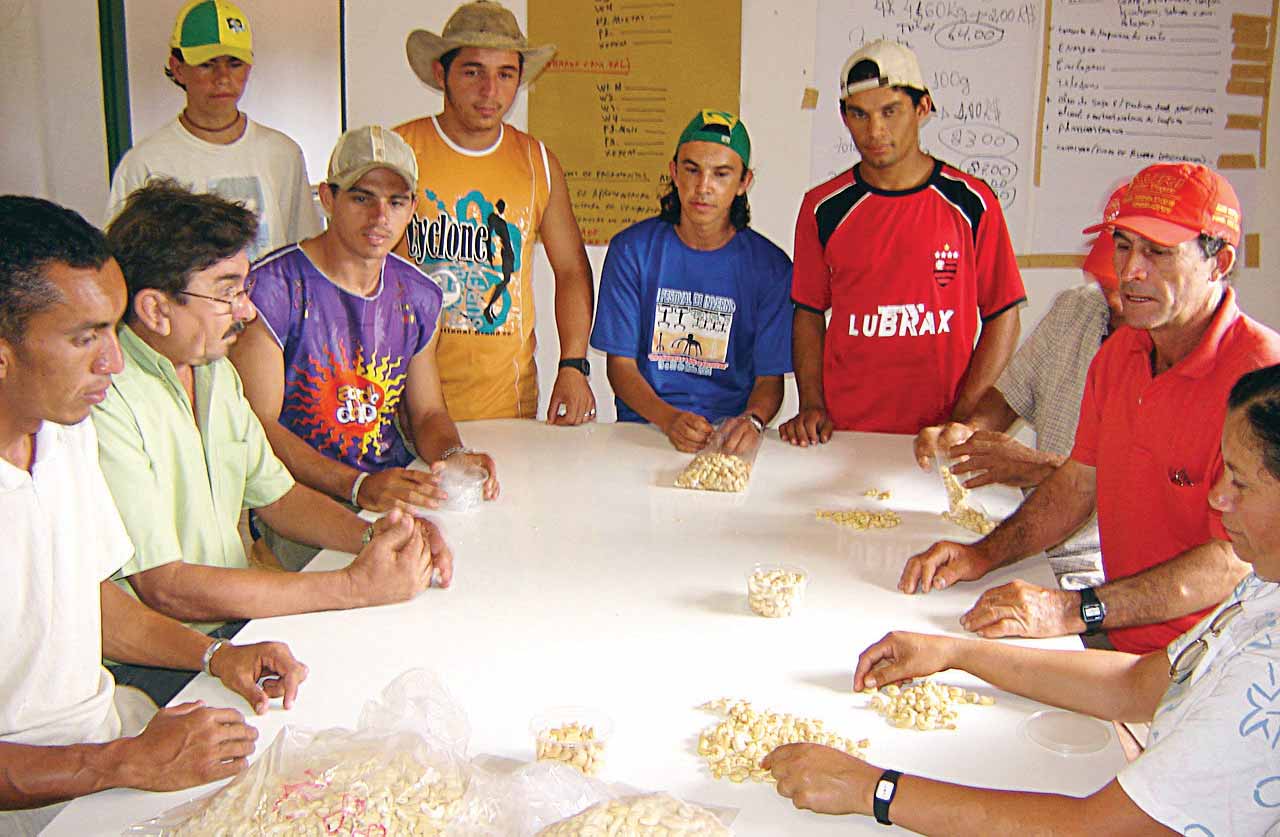 Capacitação em cajucultura, município de Cerro Corá, Rio Grande do Norte ASSENTAMENTO SÃO FRANCISCO, CERRO CORÁ (RN) Um exemplo de parceria bem-sucedida é a implantação de um Centro Comunitário de