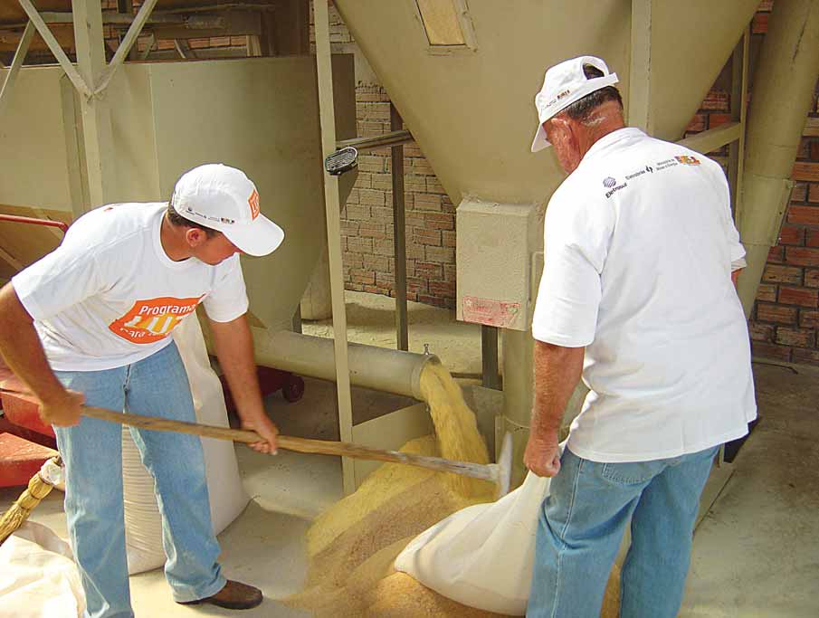 97 10 milhões de brasileiros saíram da escuridão PROGRAMA LUZ PARA TODOS Toda a ração é produzida na fábrica.