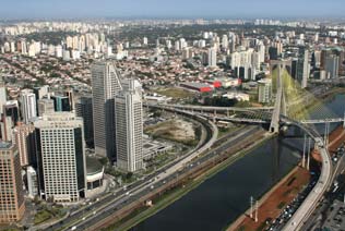 Totally Integrated Power (TIP) fornecemos a corrente elétrica certa À esquerda: São Paulo é um dos motores de crescimento do Brasil.