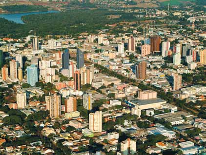 Paraná tem experiência bem-sucedida O promotor de Cascavel Luciano Machado de Souza afirma que a cidade paranaense tem tido sucesso na área de adoção graças à boa equipe interprofissional e,