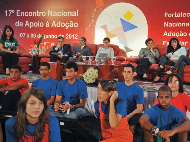 Realidade brasileira Encontro nacional de grupos de adoção, em Brasília, no ano passado: eles querem participar mais da formulação de políticas Não estão preparados, não sabem o que é adoção.