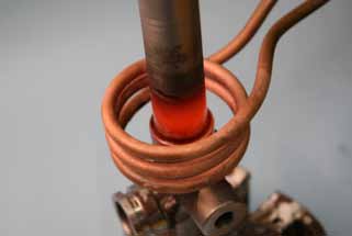 As bobinas de indução variam em termos de complexidade, desde a bobina helicoidal simples (ou solenoide), que consiste num tubo de cobre enrolado à volta de um mandril, à bobina fabricada com