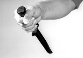 O polegar pode estar estacionado no pomo da faca (foto 7) ou envolvendo o cabo (foto 8).
